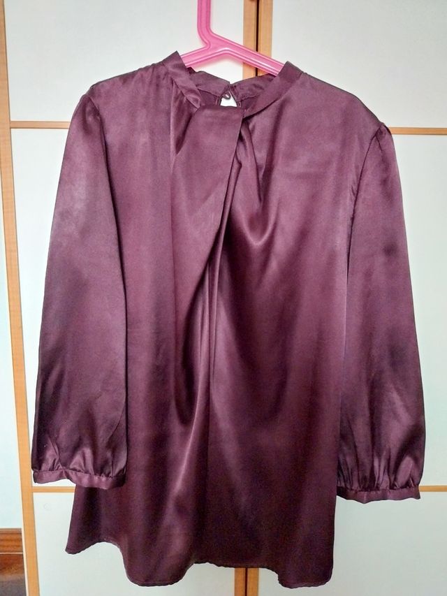 Blusa de raso color berenjena