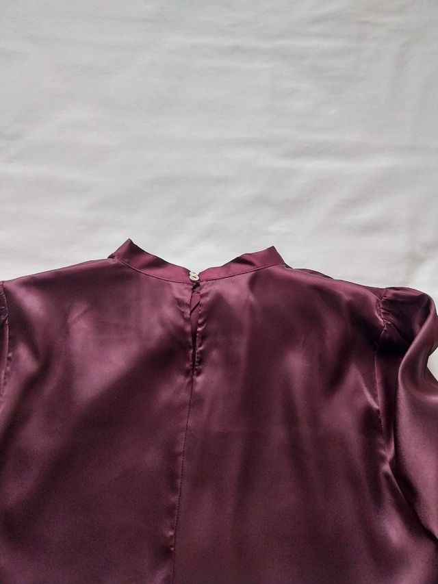 Blusa de raso color berenjena