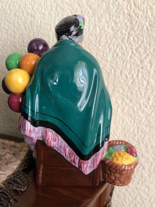 The Old Balloon Seller HN 1315