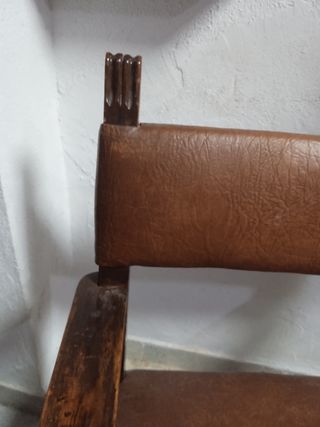 sillón vintage de madera y piel