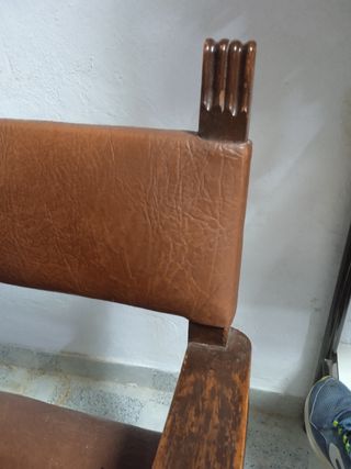 sillón vintage de madera y piel