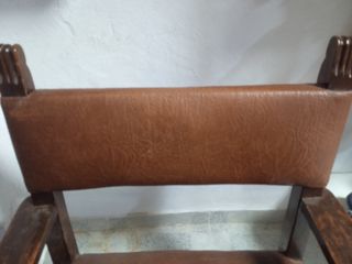 sillón vintage de madera y piel