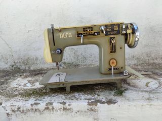 Máquina de coser ALFA antigua