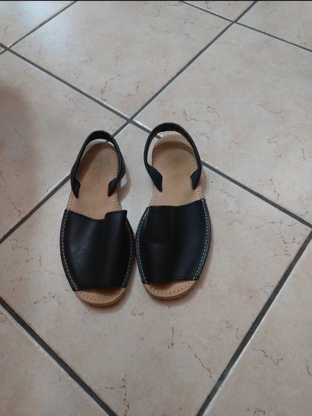 Sandali neri aperti davanti