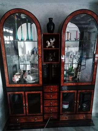 Mueble de salón, mesa de cristal y seis sillas.