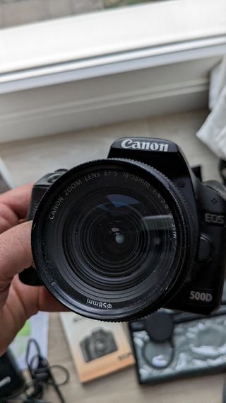 Cámara Canon EOS 500D con objetivo 18-55