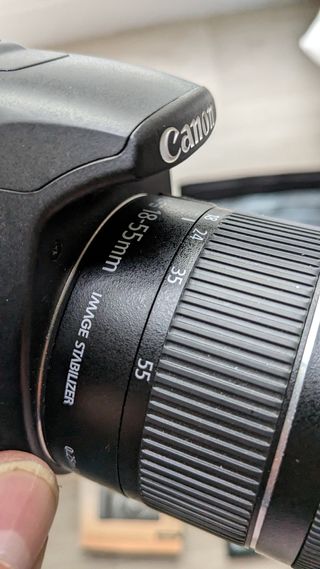 Cámara Canon EOS 500D con objetivo 18-55
