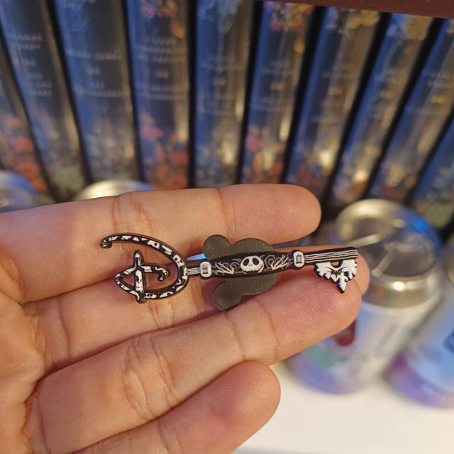 Colección pin llave misterioso