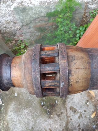 rueda de carro, eje. Pie para lampara.