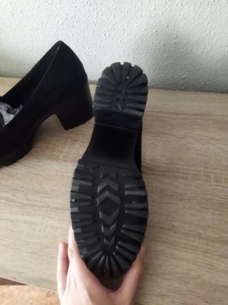 zapato negro tacón