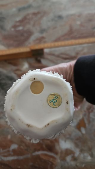 Angioletto in porcellana bianca finemente decorato