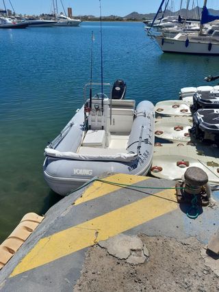 Semirigida zodia lancha