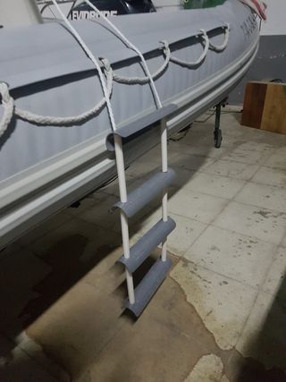 Semirigida zodia lancha