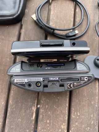 2 GPS TOM TOM Y UN BLAUPUNKT Y MAS