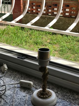 Pie de lámpara de bronce y mármol