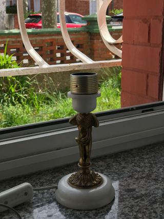 Pie de lámpara de bronce y mármol