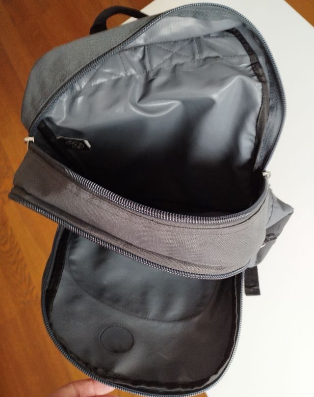 Mochila marca MAUI seminueva