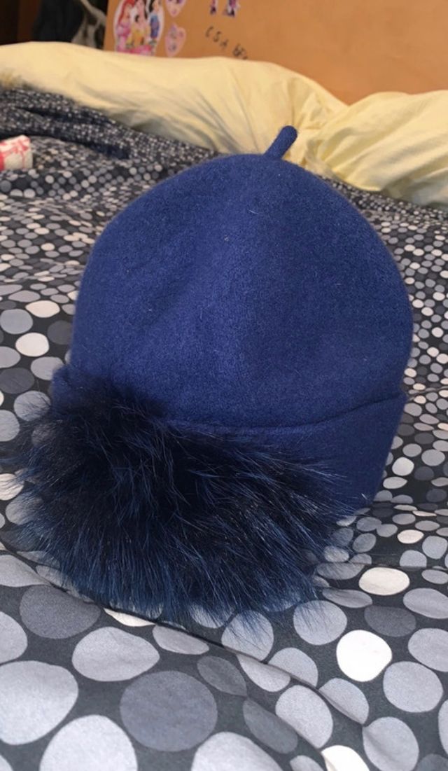 Berretto con pon pon di pelo