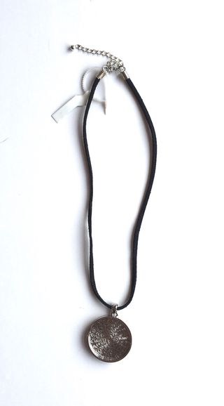 Colgante con gargantilla antelina negra