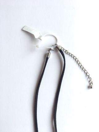 Colgante con gargantilla antelina negra