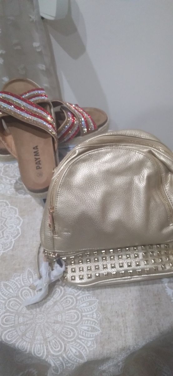 Mochila y sandalia