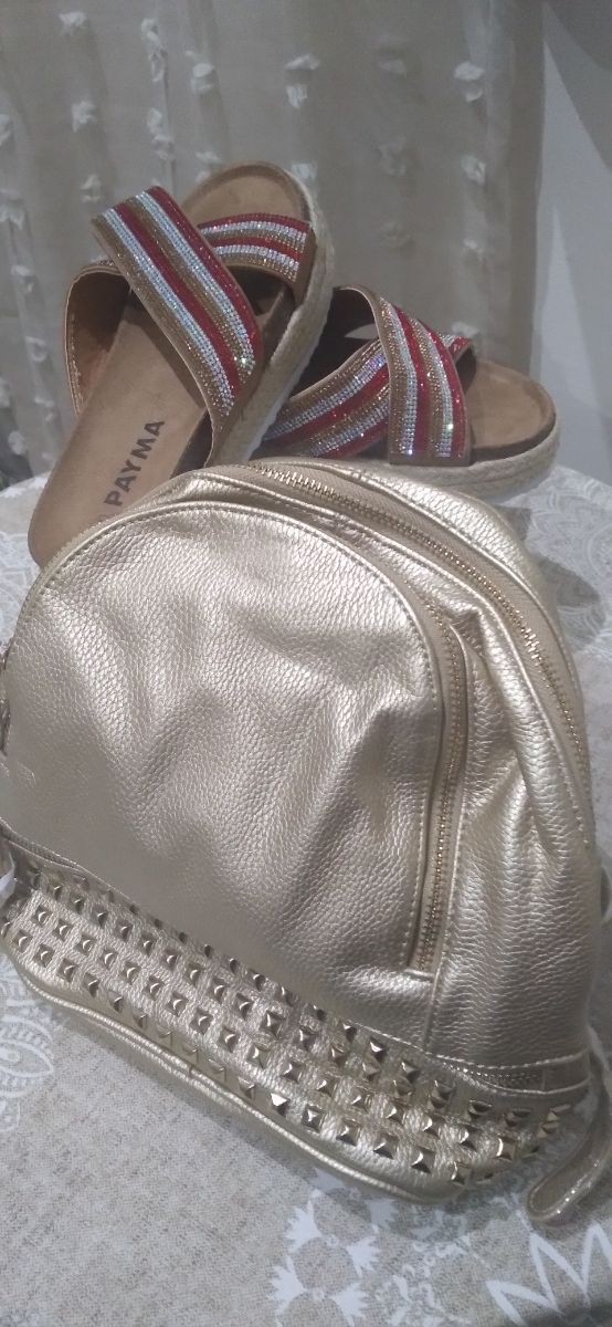Mochila y sandalia