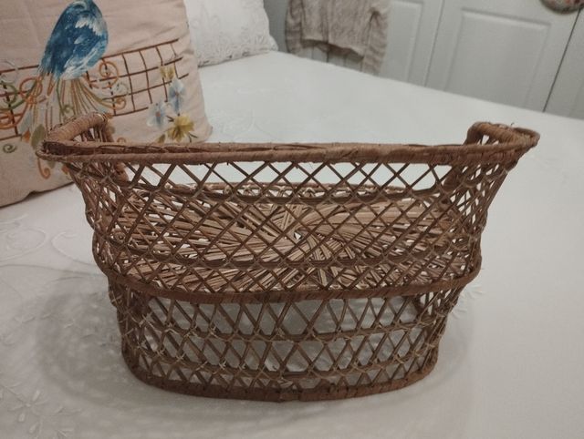 Antiguo sofá de mimbre para muñecas años 1920