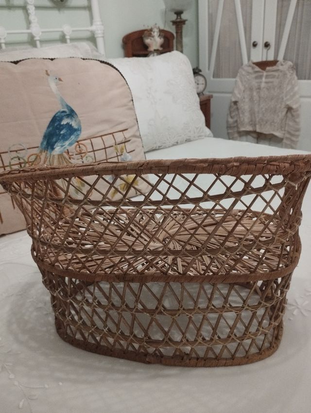 Antiguo sofá de mimbre para muñecas años 1920