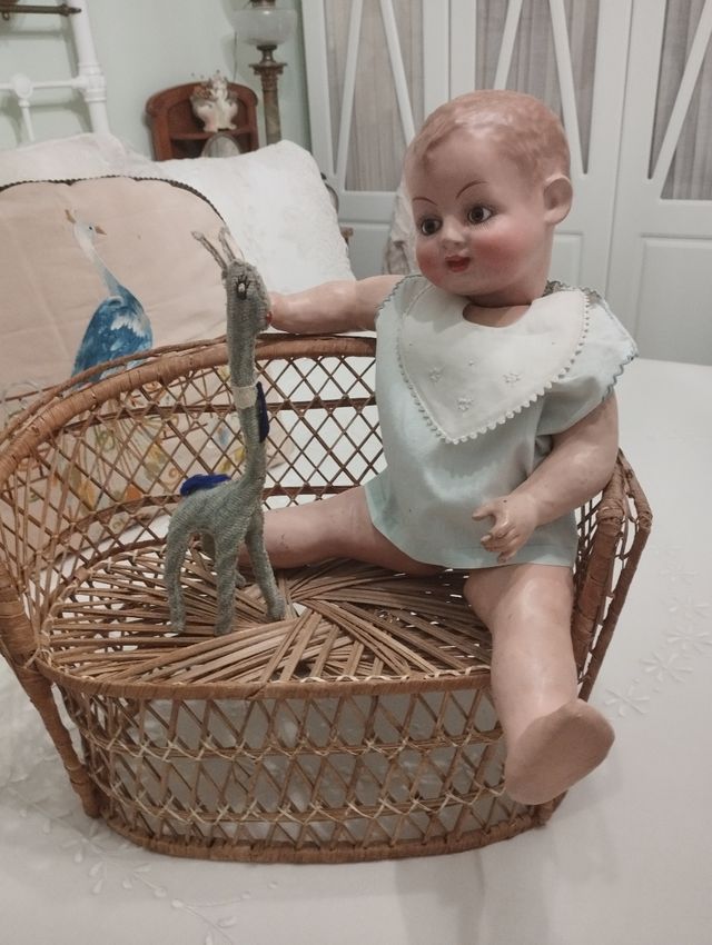 Antiguo sofá de mimbre para muñecas años 1920