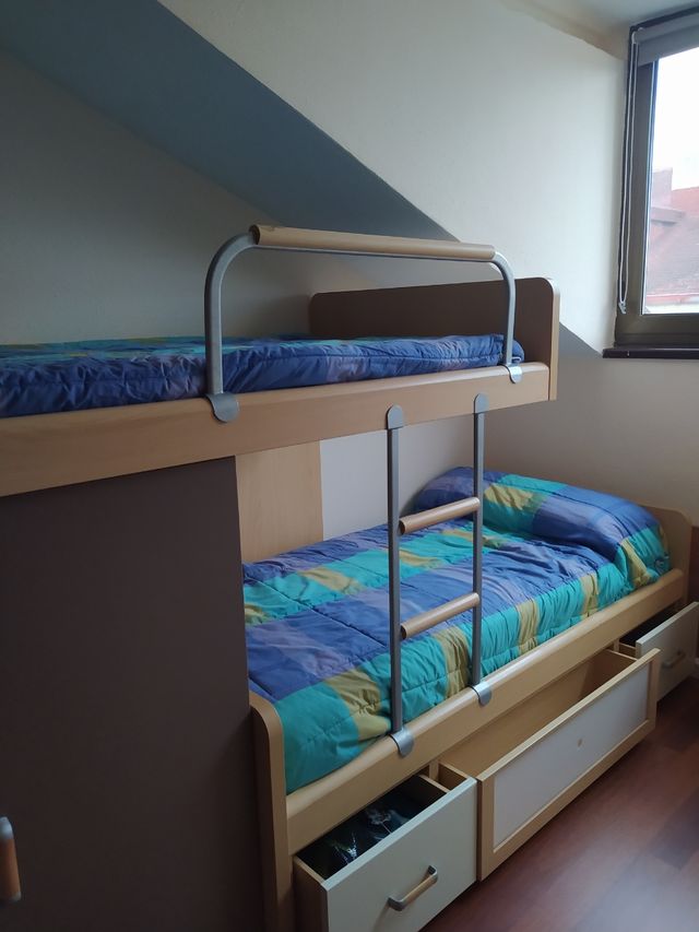 Cama litera tipo tren.