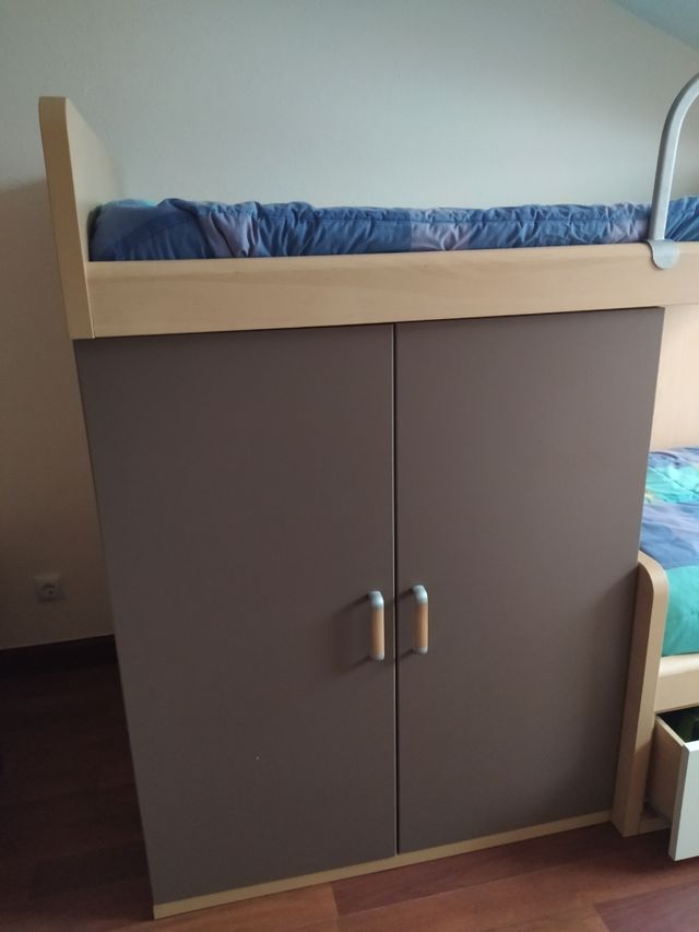 Cama litera tipo tren.