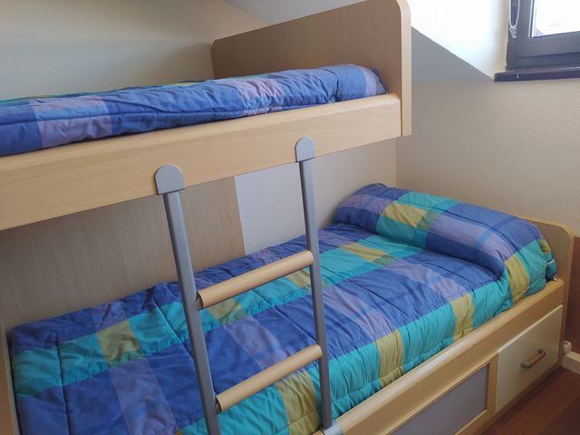 Cama litera tipo tren.