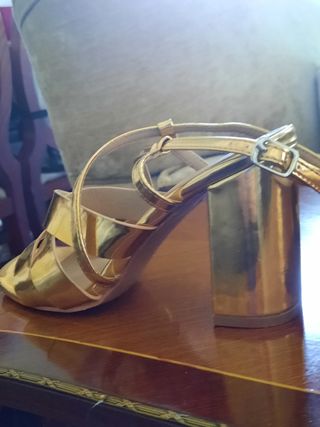 SANDALIAS DORADAS. FIESTA. EVENTOS.