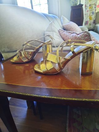 SANDALIAS DORADAS. FIESTA. EVENTOS.