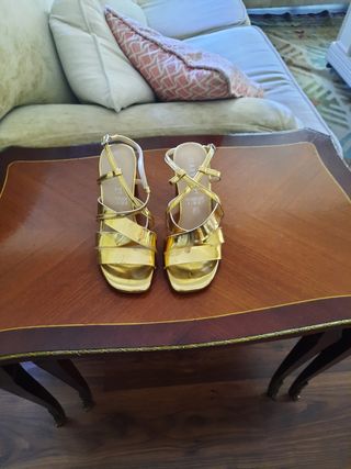 SANDALIAS DORADAS. FIESTA. EVENTOS.