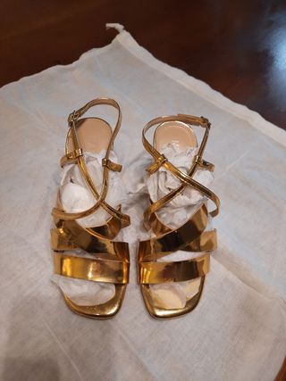 SANDALIAS DORADAS. FIESTA. EVENTOS.