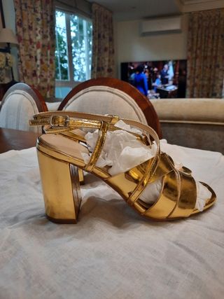 SANDALIAS DORADAS. FIESTA. EVENTOS.