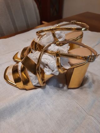 SANDALIAS DORADAS. FIESTA. EVENTOS.