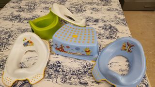 Reductor inodoro y taburete.