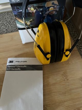 Casco de protección y dos regalos