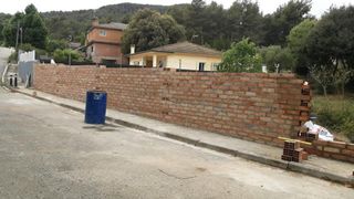 Hacemos muros, monocapa, aceras, y mucho más .