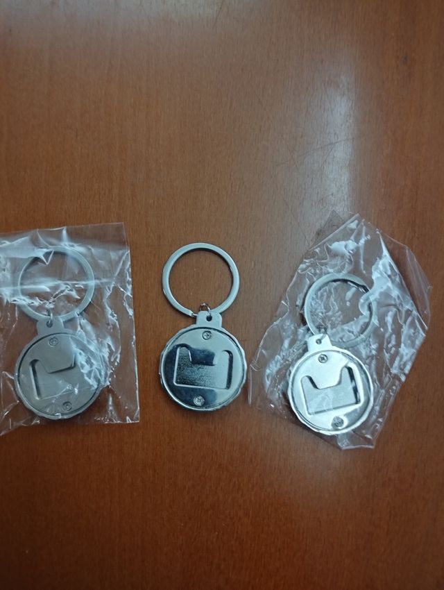 Llavero abrebotellas de diseno es un tapón.