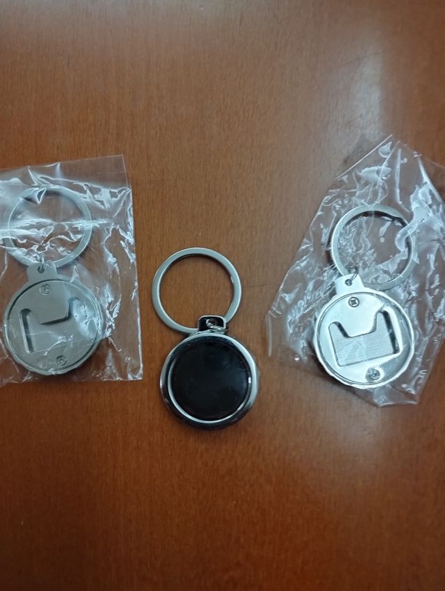 Llavero abrebotellas de diseno es un tapón.