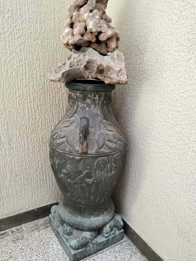 Jarrón antiguo y piedras Menorca