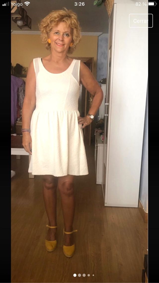 Vestido de Stradivarius color crema. T. L