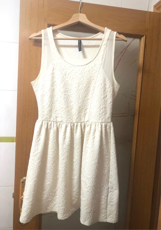 Vestido de Stradivarius color crema. T. L