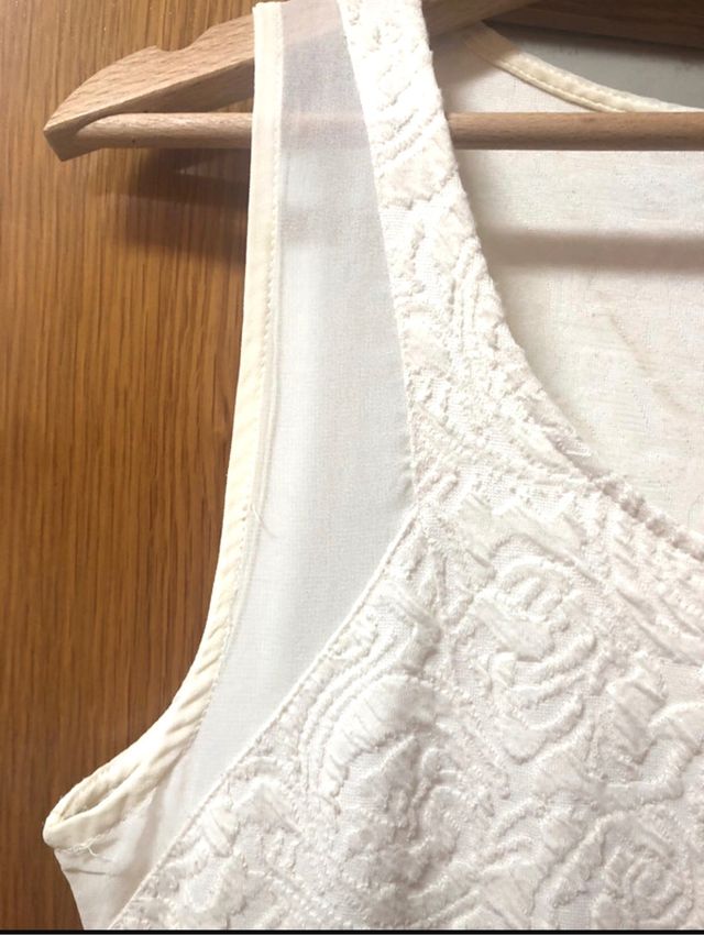 Vestido de Stradivarius color crema. T. L