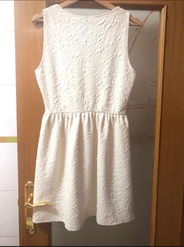 Vestido de Stradivarius color crema. T. L