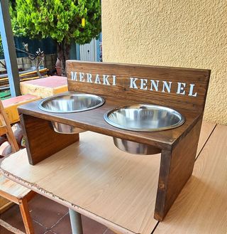 Comedero elevado para perros