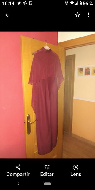 Vestido muy elegante con capelina